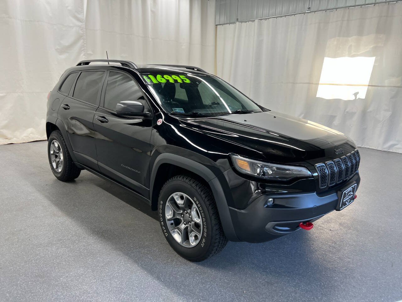 Used 2019 Jeep Cherokee Trailhawk w/ Comfort/Convenience Group AWD/4WD image 3