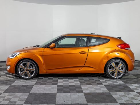 Used 2012 Hyundai Veloster w/ Style Pkg image 3