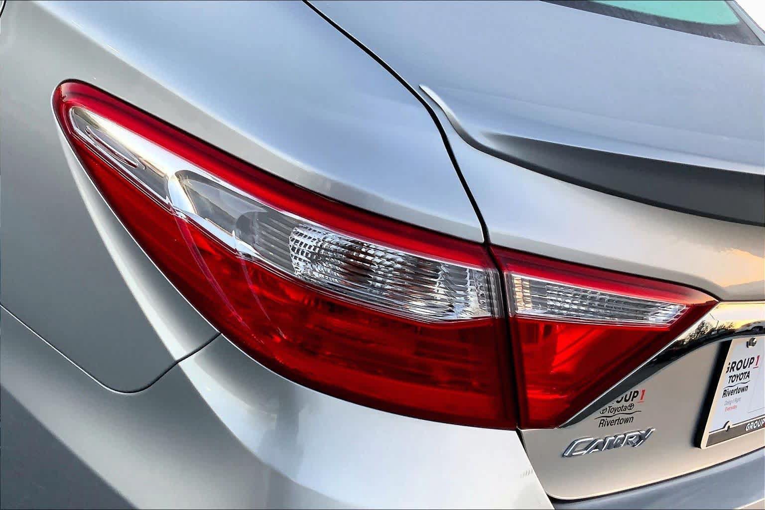 Used 2017 Toyota Camry SE w/ Moonroof Package FWD image 25