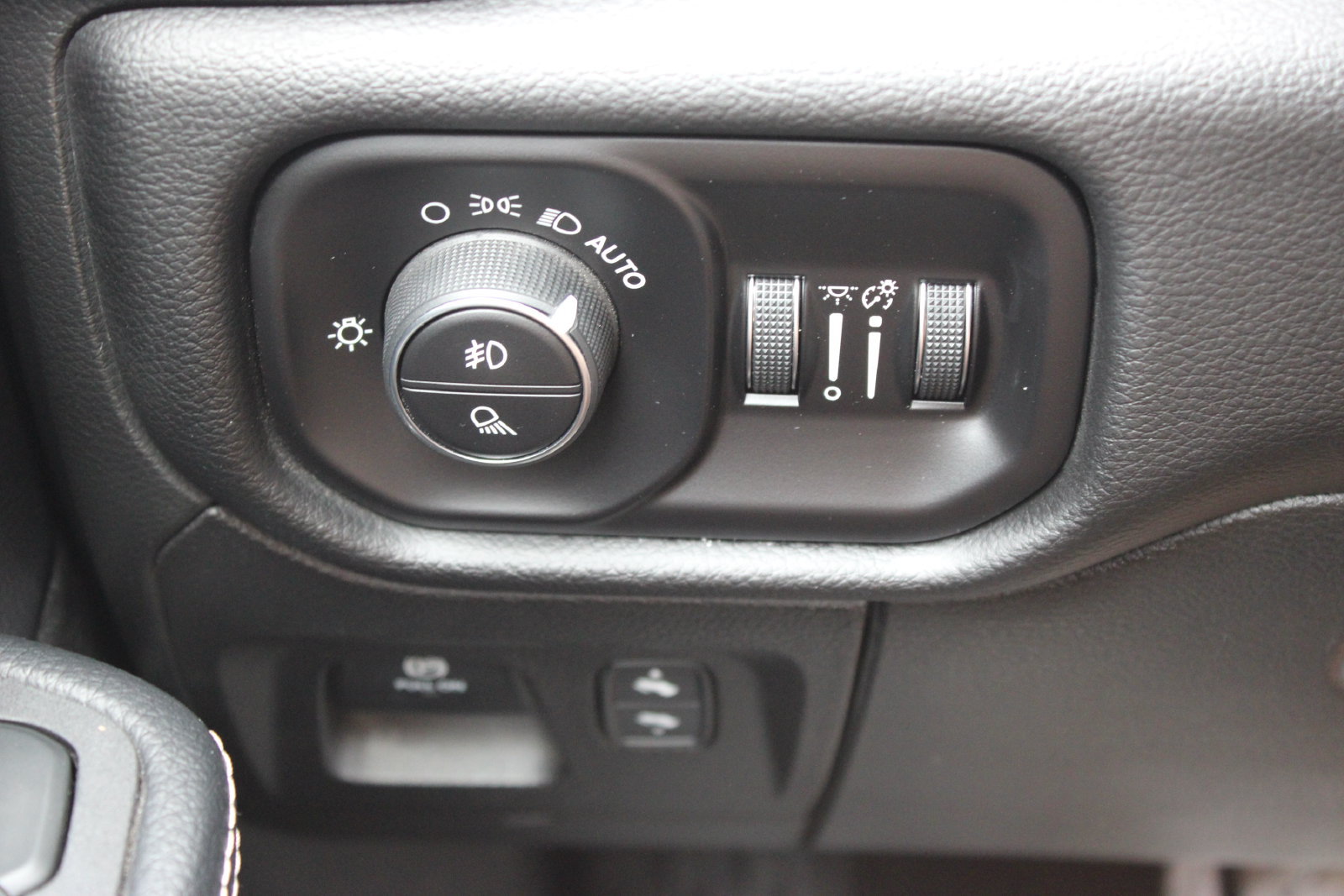 Used 2026 RAM 1500 Laramie AWD/4WD image 22