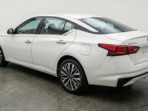 Used 2025 Nissan Altima 2.5 SV FWD image 6