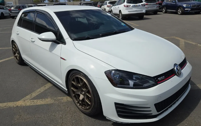 Used 2016 Volkswagen Golf 4-Door FWD image 1