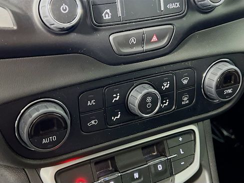 Used 2022 GMC Terrain SLT w/ Infotainment Package II image 16