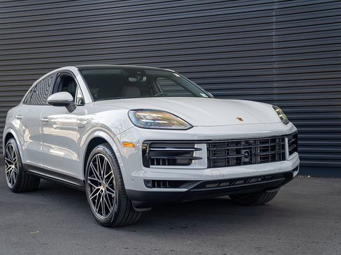 Certified 2025 Porsche Cayenne E-Hybrid Coupe AWD/4WD image 27
