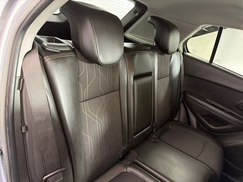Used 2019 Chevrolet Trax LT w/ LT Convenience Package FWD image 18