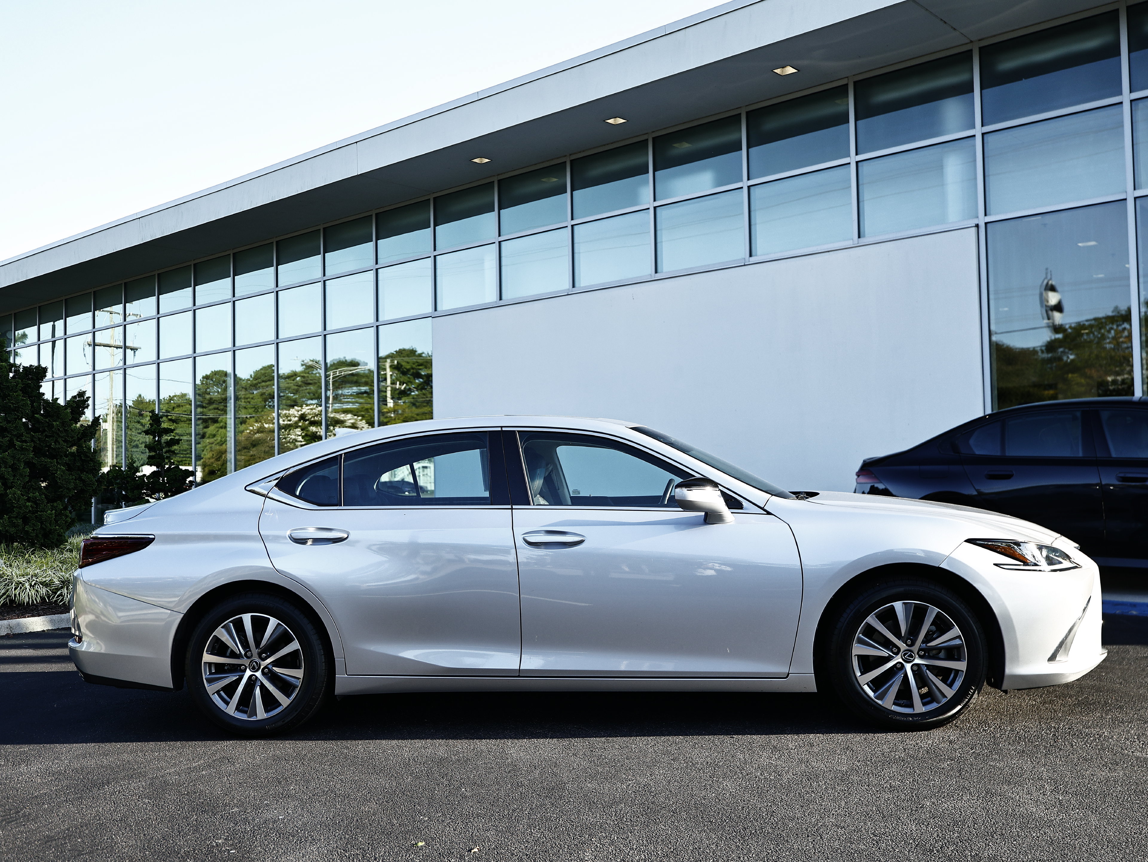 Used 2021 Lexus ES 350 w/ Premium Package FWD image 4