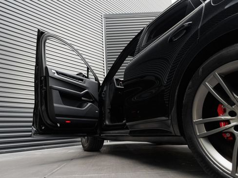 Certified 2025 Porsche Cayenne Turbo AWD/4WD image 14
