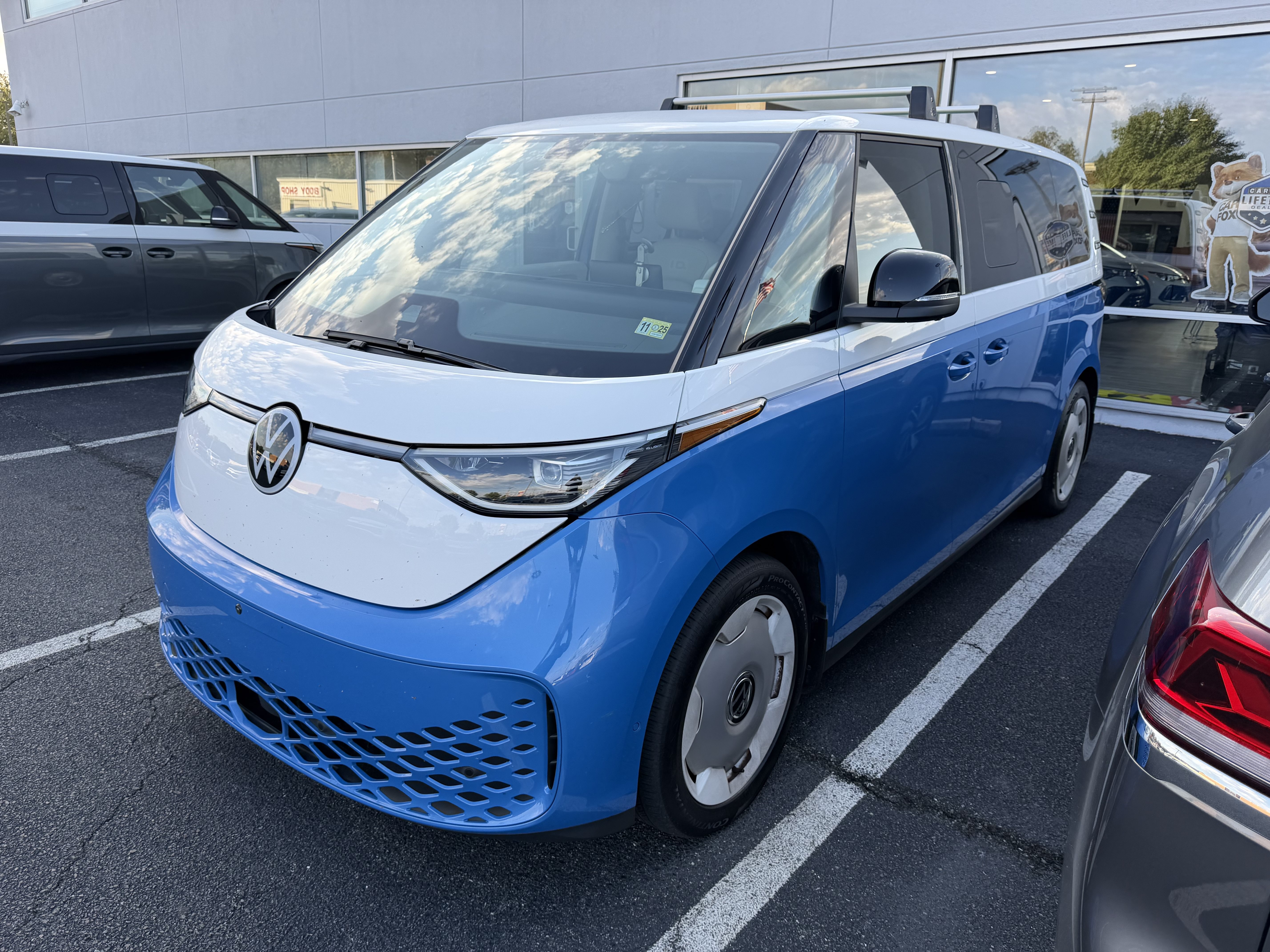 Used 2025 Volkswagen ID. Buzz 1st Edition AWD/4WD image 3
