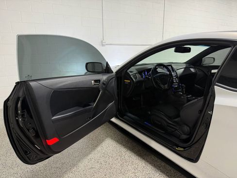 Used 2013 Hyundai Genesis 3.8 RWD image 6