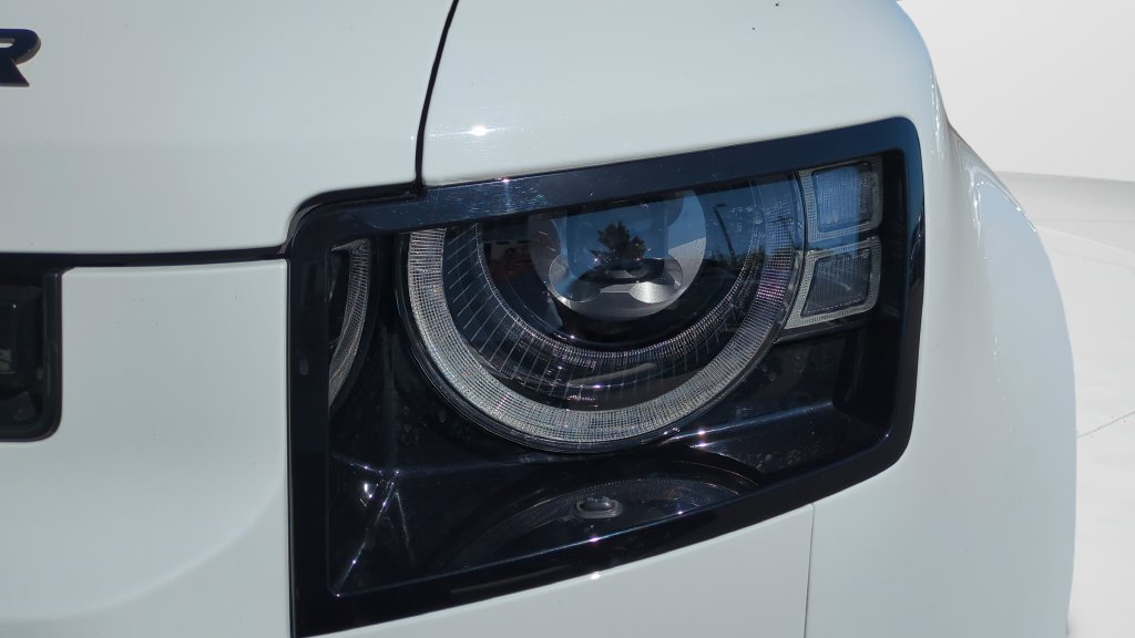 Used 2025 Land Rover Defender 110 X-Dynamic SE AWD/4WD image 9