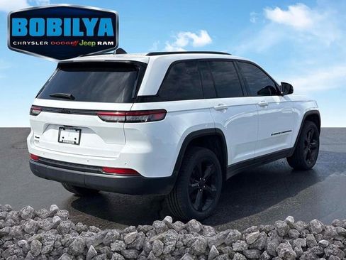 Used 2024 Jeep Grand Cherokee Altitude image 3