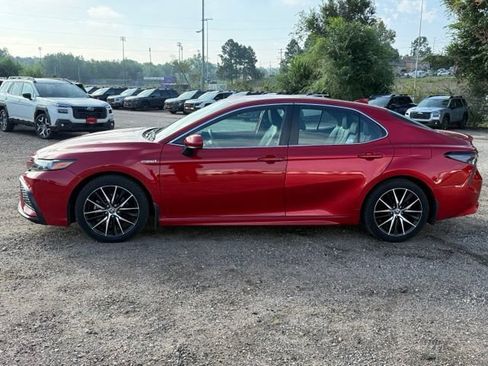 Used 2021 Toyota Camry SE FWD image 2