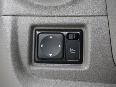 Used 2015 Nissan Versa FWD image 19