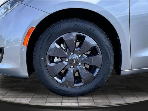 Used 2020 Chrysler Pacifica Limited w/ Advanced Safetytec Group FWD image 9