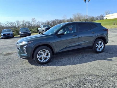 Used 2025 Chevrolet Trax LS w/ LS Convenience Package FWD image 29