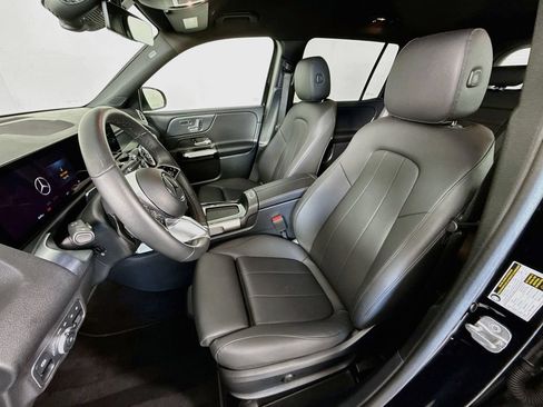 Used 2025 Mercedes-Benz GLB 250 4MATIC w/ Winter Package image 5