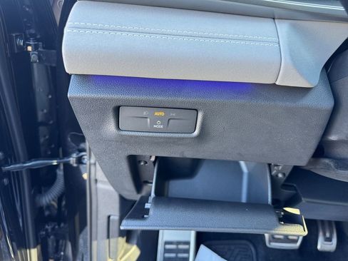 Used 2025 Volkswagen Tiguan SE R-Line image 24