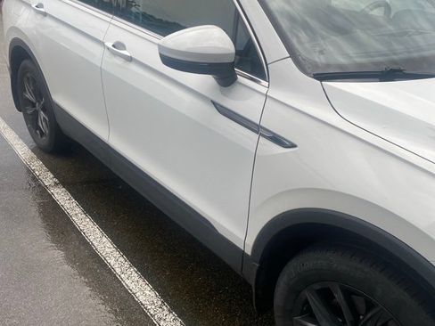 Used 2024 Volkswagen Tiguan SE FWD image 2