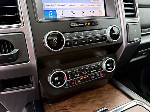 Used 2019 Ford Expedition Platinum image 18