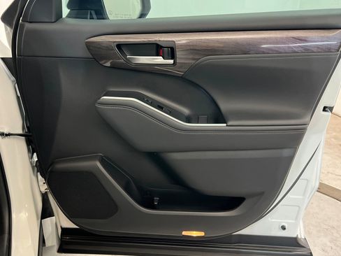 Used 2023 Toyota Highlander Platinum image 25