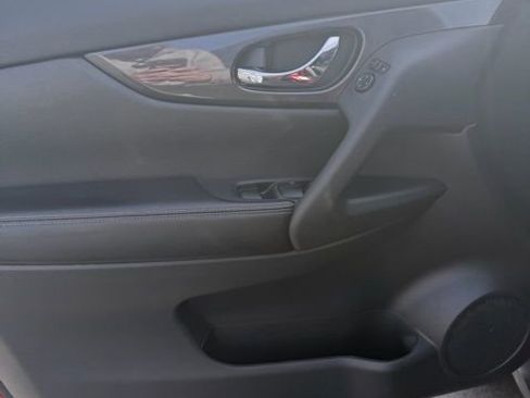 Used 2018 Nissan Rogue SV image 9