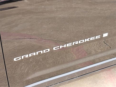 New 2025 Jeep Grand Cherokee Laredo image 8