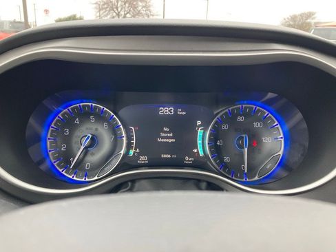 Used 2023 Chrysler Pacifica Touring-L image 16