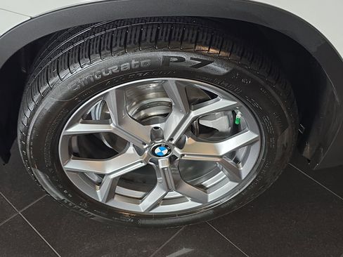 Used 2025 BMW X4 xDrive30i image 9