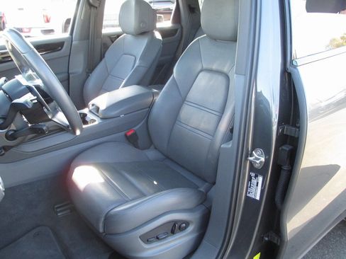 Used 2023 Porsche Cayenne image 17