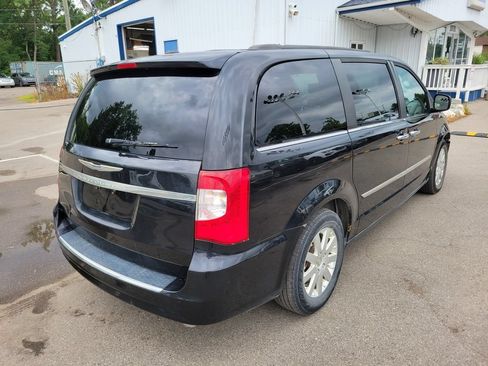 Used 2014 Chrysler Town & Country Touring w/ Driver Convenience Group FWD image 14