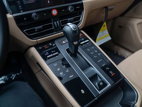 Certified 2026 Porsche Macan AWD/4WD image 14