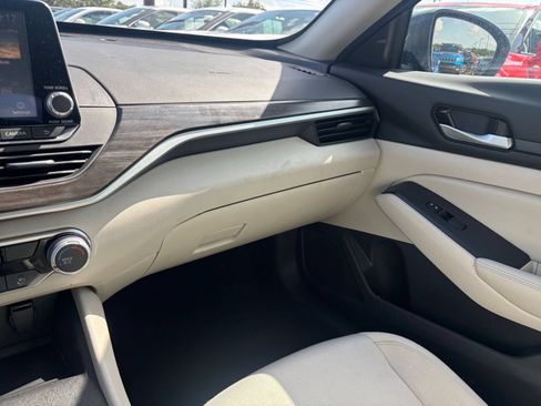 Used 2025 Nissan Altima 2.5 SV FWD image 35