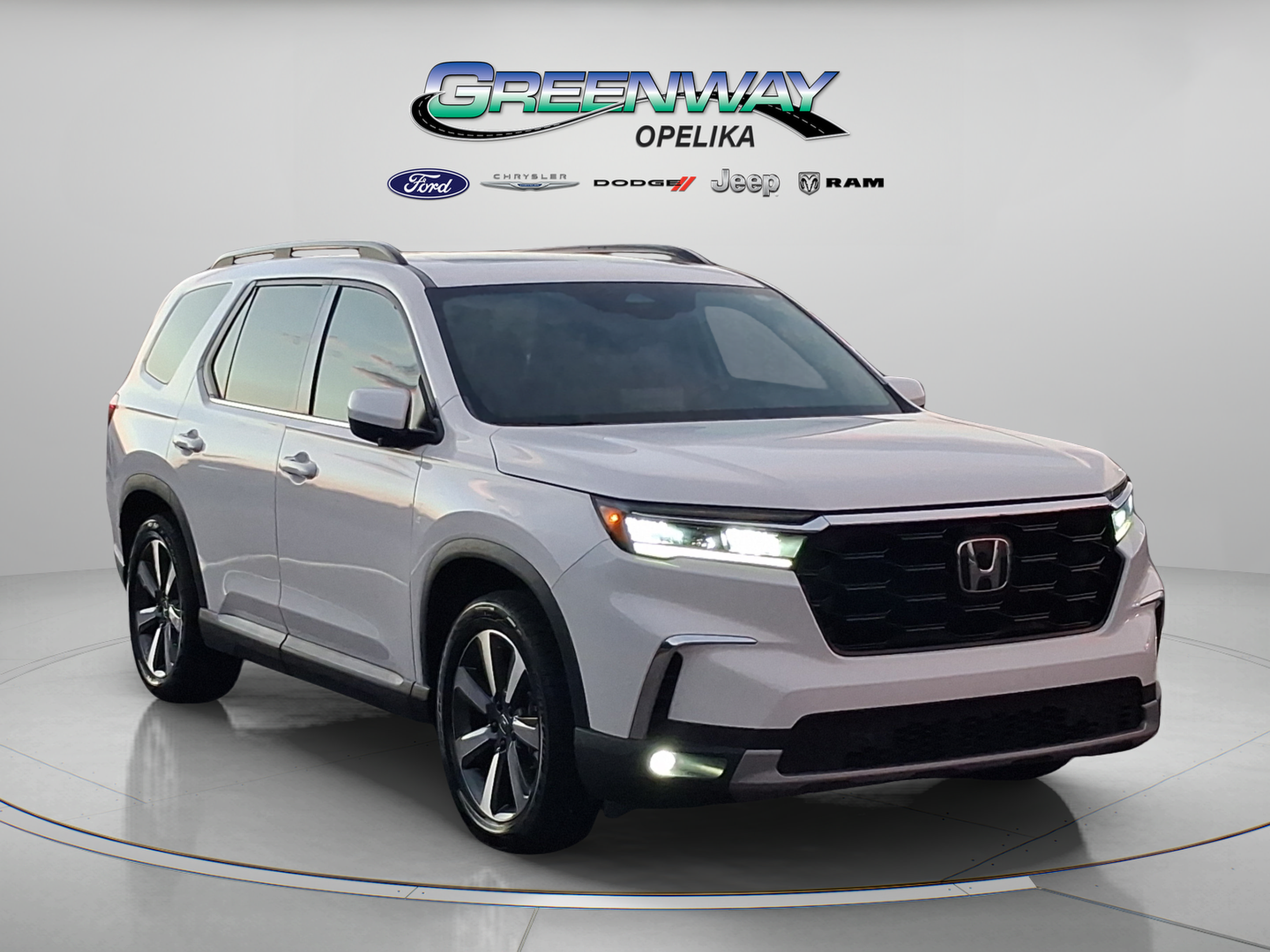 Used 2025 Honda Pilot Touring image 1