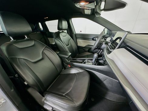 Used 2025 Jeep Compass Limited image 31