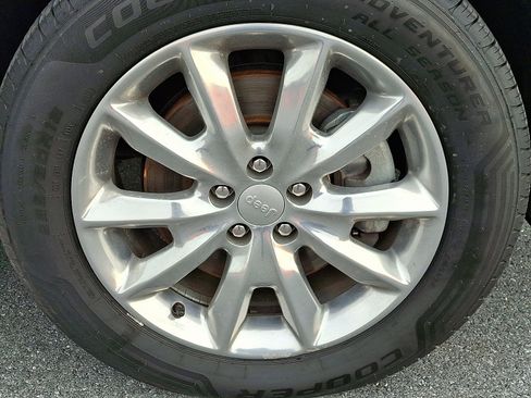 Used 2017 Jeep Cherokee Limited image 8