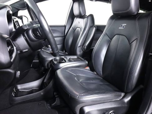 Used 2020 Chrysler Pacifica Touring-L w/ S Appearance Package image 30