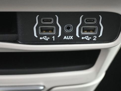 Used 2023 Chrysler Pacifica Touring-L image 3