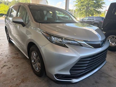 Used 2025 Toyota Sienna LE FWD image 4