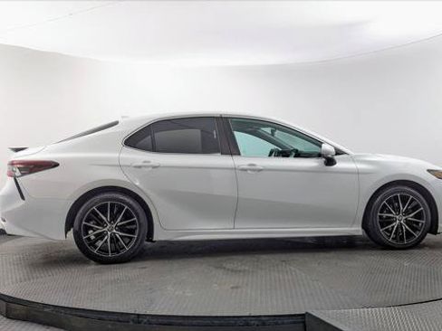 Used 2022 Toyota Camry SE w/ Audio Upgrade Package FWD image 9