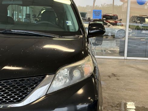 Used 2011 Toyota Sienna SE w/ Towing Pkg FWD image 12