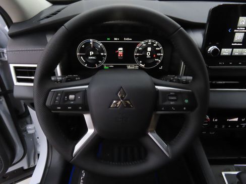 New 2025 Mitsubishi Outlander SE image 13