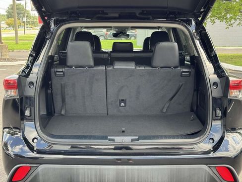 Used 2022 Toyota Highlander XLE AWD/4WD image 16