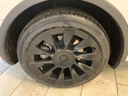 Used 2021 Tesla Model Y Long Range image 10