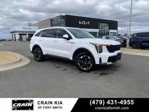 Used 2024 Kia Sorento S image 1