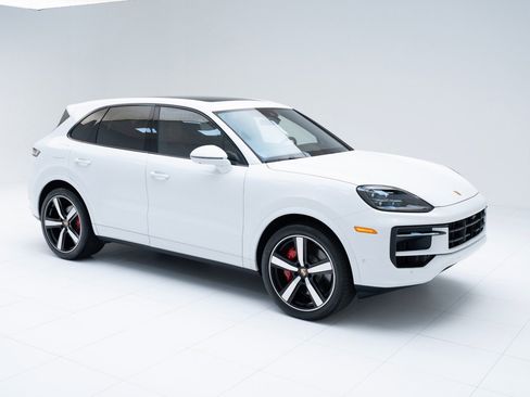 Used 2025 Porsche Cayenne S image 7