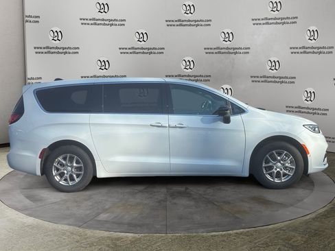 New 2026 Chrysler Pacifica Select image 6