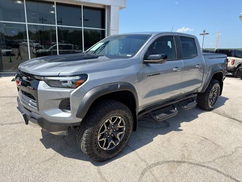 Used 2025 Chevrolet Colorado ZR2 w/ Technology Package AWD/4WD image 3