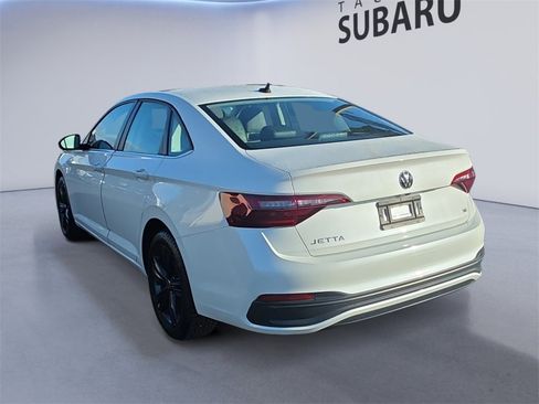 Used 2023 Volkswagen Jetta SE image 3