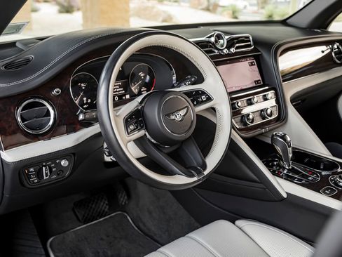 Used 2023 Bentley Bentayga Extended Wheelbase AWD/4WD image 19