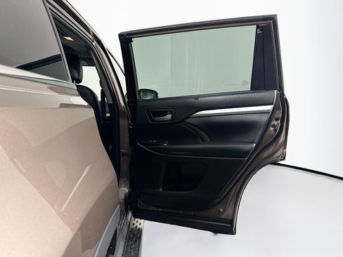 Used 2019 Toyota Highlander XLE FWD image 33